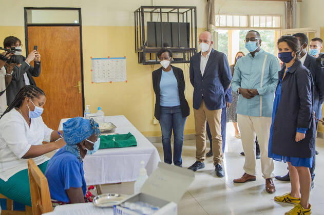 News Bilder des Tages (210308) -- BUGESERA, March 8, 2021 -- Rwandan Minister of Health Daniel Ngamije (2nd R), European Council President Charles Michel (3rd R) and Secretary-General of the International Organization of La Francophonie Louise Mushikiwabo (4th R) witness COVID-19 vaccination at Mayange Health Center, Bugesera district, south-central Rwanda, on March 7, 2021. Rwanda last Friday started a nationwide COVID-19 vaccination campaign. It plans to vaccinate 30 percent of its population by the end of 2021 and 60 percent by the end of 2022, or some 8 million people, to achieve herd immunity against the virus. (Photo by Xinhua) RWANDA-BUGESERA-COVID-19-VACCINATION CyrilxNdegeya 