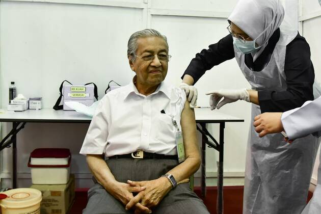 (210308) -- LANGKAWI, March 8, 2021 -- Mahathir Mohamad, former prime minister of Malaysia, receives a dose of COVID-19 vaccine in Langkawi, Malaysia, on March 7, 2021. ( Handout via Xinhua) MALAYSIA-LANGKAWI-FORMER PM-COVID-19 VACCINATION MahathirxMohamad sxOffice 