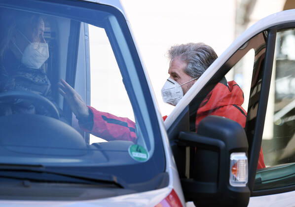 Tuebingen 08.03.2021 Oberbuergermeister Boris Palmer (re, Die Gruenen) im Gespraech mit Dieter Thomas Kuhn am DRK Arztmobil vor dem Tuebinger Rathaus. Das DRK Tuebingen bietet kostenlose Corona-Schnelltests auf dem Marktplatz an.
