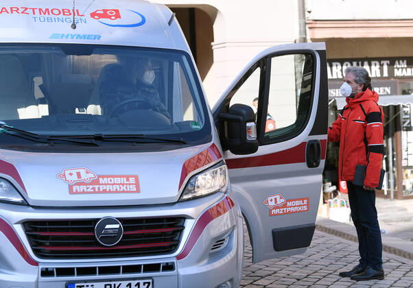 News Bilder des Tages Tuebingen 08.03.2021 Oberbuergermeister Boris Palmer (re, Die Gruenen) im Gespraech mit Dieter Thomas Kuhn (li) am DRK Arztmobil vor dem Tuebinger Rathaus. Das DRK Tuebingen bietet kostenlose Corona-Schnelltests auf dem Marktplatz an.