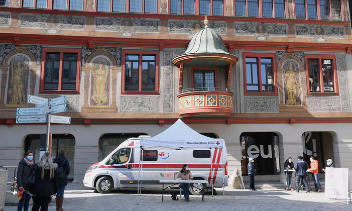 Tuebingen 08.03.2021 Das Arztmobil des DRK Tuebingen bietet kostenlose Corona-Schnelltests vor dem Tuebingener Rathaus an.