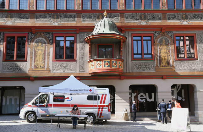 Tuebingen 08.03.2021 Das Arztmobil des DRK Tuebingen bietet kostenlose Corona-Schnelltests vor dem Tuebingener Rathaus an.