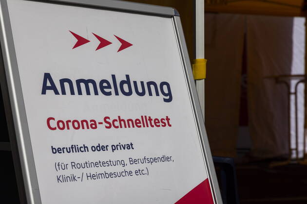 Schnelltests Das erste Testzentrum auf dem Messegelände, ist am Montag dem 8. März 2021 in Betrieb gegangen. Ab 12 Uhr gab es für die Dresdnerinnen und Dresdner die erste Möglichkeit, sich kostenfrei einmal wöchentlich mittels Antigenschnelltest auf das Coronavirus SARS-CoV-2 testen zu lassen. Das Testzentrum befindet sich auf dem Gelände der Messe Dresden. Die Schnellteststrecke ist täglich von 8 bis 18 Uhr geöffnet. Termine müssen nicht gebucht werden. Organisatorisch stemmt das die Dresdner Feuerwehr mit der Johanniter-Unfall-Hilfe e. V. Regionalverband Dresden. Geduldig warten die Dresdner auf ihren Test. Dresden Sachsen GERMANY