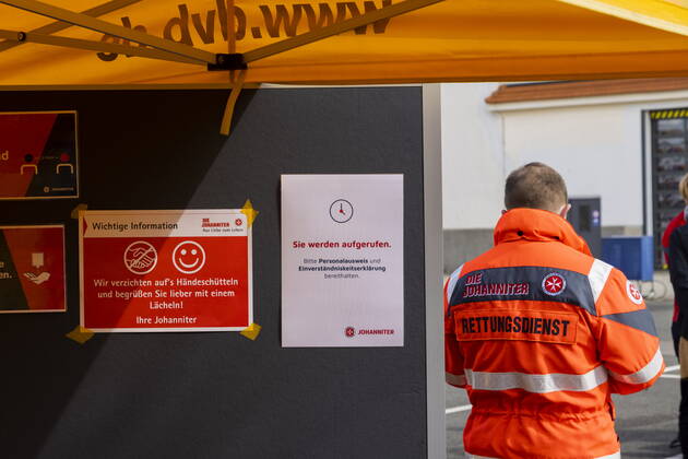 Schnelltests Das erste Testzentrum auf dem Messegelände, ist am Montag dem 8. März 2021 in Betrieb gegangen. Ab 12 Uhr gab es für die Dresdnerinnen und Dresdner die erste Möglichkeit, sich kostenfrei einmal wöchentlich mittels Antigenschnelltest auf das Coronavirus SARS-CoV-2 testen zu lassen. Das Testzentrum befindet sich auf dem Gelände der Messe Dresden. Die Schnellteststrecke ist täglich von 8 bis 18 Uhr geöffnet. Termine müssen nicht gebucht werden. Organisatorisch stemmt das die Dresdner Feuerwehr mit der Johanniter-Unfall-Hilfe e. V. Regionalverband Dresden. Dresden Sachsen GERMANY