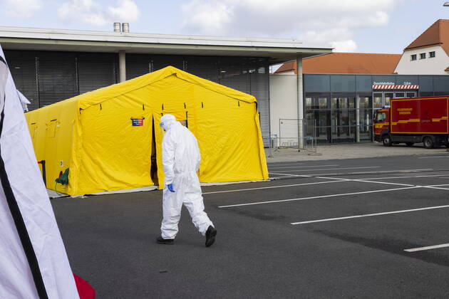 Schnelltests Das erste Testzentrum auf dem Messegelände, ist am Montag dem 8. März 2021 in Betrieb gegangen. Ab 12 Uhr gab es für die Dresdnerinnen und Dresdner die erste Möglichkeit, sich kostenfrei einmal wöchentlich mittels Antigenschnelltest auf das Coronavirus SARS-CoV-2 testen zu lassen. Das Testzentrum befindet sich auf dem Gelände der Messe Dresden. Die Schnellteststrecke ist täglich von 8 bis 18 Uhr geöffnet. Termine müssen nicht gebucht werden. Organisatorisch stemmt das die Dresdner Feuerwehr mit der Johanniter-Unfall-Hilfe e. V. Regionalverband Dresden. Dresden Sachsen GERMANY
