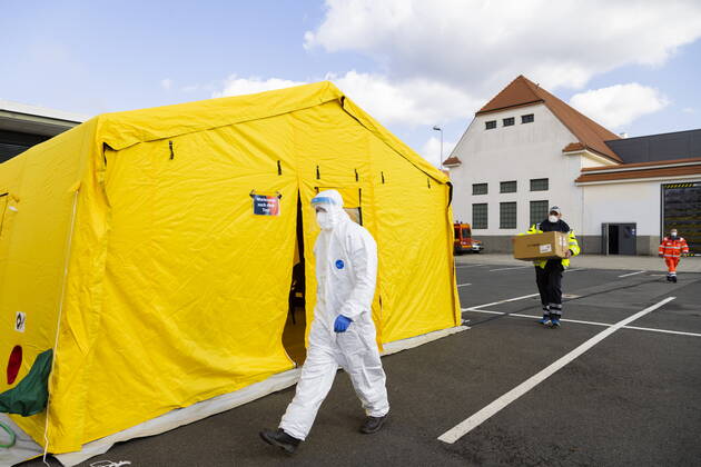 Schnelltests Das erste Testzentrum auf dem Messegelände, ist am Montag dem 8. März 2021 in Betrieb gegangen. Ab 12 Uhr gab es für die Dresdnerinnen und Dresdner die erste Möglichkeit, sich kostenfrei einmal wöchentlich mittels Antigenschnelltest auf das Coronavirus SARS-CoV-2 testen zu lassen. Das Testzentrum befindet sich auf dem Gelände der Messe Dresden. Die Schnellteststrecke ist täglich von 8 bis 18 Uhr geöffnet. Termine müssen nicht gebucht werden. Organisatorisch stemmt das die Dresdner Feuerwehr mit der Johanniter-Unfall-Hilfe e. V. Regionalverband Dresden. Mitarbeiter der Johanniter bereiten sich auf die Testabwicklung vor. Dresden Sachsen GERMANY