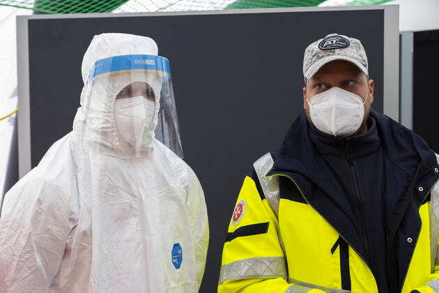 Schnelltests Das erste Testzentrum auf dem Messegelände, ist am Montag dem 8. März 2021 in Betrieb gegangen. Ab 12 Uhr gab es für die Dresdnerinnen und Dresdner die erste Möglichkeit, sich kostenfrei einmal wöchentlich mittels Antigenschnelltest auf das Coronavirus SARS-CoV-2 testen zu lassen. Das Testzentrum befindet sich auf dem Gelände der Messe Dresden. Die Schnellteststrecke ist täglich von 8 bis 18 Uhr geöffnet. Termine müssen nicht gebucht werden. Organisatorisch stemmt das die Dresdner Feuerwehr mit der Johanniter-Unfall-Hilfe e. V. Regionalverband Dresden. Mitarbeiter der Johanniter bereiten sich auf die Testabwicklung vor. Dresden Sachsen GERMANY