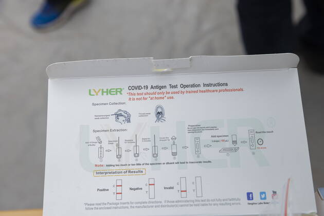 Schnelltests Das erste Testzentrum auf dem Messegelände, ist am Montag dem 8. März 2021 in Betrieb gegangen. Ab 12 Uhr gab es für die Dresdnerinnen und Dresdner die erste Möglichkeit, sich kostenfrei einmal wöchentlich mittels Antigenschnelltest auf das Coronavirus SARS-CoV-2 testen zu lassen. Das Testzentrum befindet sich auf dem Gelände der Messe Dresden. Die Schnellteststrecke ist täglich von 8 bis 18 Uhr geöffnet. Termine müssen nicht gebucht werden. Organisatorisch stemmt das die Dresdner Feuerwehr mit der Johanniter-Unfall-Hilfe e. V. Regionalverband Dresden. Vorbereitete Testsets. Dresden Sachsen GERMANY