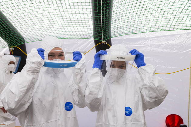 Schnelltests Das erste Testzentrum auf dem Messegelände, ist am Montag dem 8. März 2021 in Betrieb gegangen. Ab 12 Uhr gab es für die Dresdnerinnen und Dresdner die erste Möglichkeit, sich kostenfrei einmal wöchentlich mittels Antigenschnelltest auf das Coronavirus SARS-CoV-2 testen zu lassen. Das Testzentrum befindet sich auf dem Gelände der Messe Dresden. Die Schnellteststrecke ist täglich von 8 bis 18 Uhr geöffnet. Termine müssen nicht gebucht werden. Organisatorisch stemmt das die Dresdner Feuerwehr mit der Johanniter-Unfall-Hilfe e. V. Regionalverband Dresden. Mitarbeiter der Johanniter bereiten sich auf die Testabwicklung vor. Dresden Sachsen GERMANY