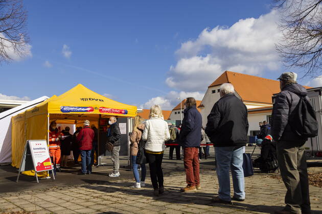 Schnelltests Das erste Testzentrum auf dem Messegelände, ist am Montag dem 8. März 2021 in Betrieb gegangen. Ab 12 Uhr gab es für die Dresdnerinnen und Dresdner die erste Möglichkeit, sich kostenfrei einmal wöchentlich mittels Antigenschnelltest auf das Coronavirus SARS-CoV-2 testen zu lassen. Das Testzentrum befindet sich auf dem Gelände der Messe Dresden. Die Schnellteststrecke ist täglich von 8 bis 18 Uhr geöffnet. Termine müssen nicht gebucht werden. Organisatorisch stemmt das die Dresdner Feuerwehr mit der Johanniter-Unfall-Hilfe e. V. Regionalverband Dresden. Geduldig warten die Dresdner auf ihren Test. Dresden Sachsen GERMANY