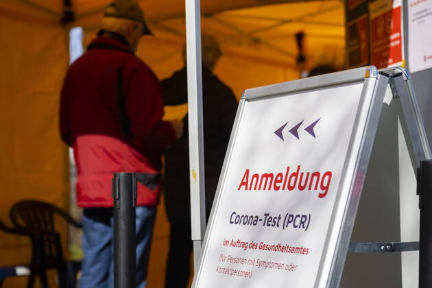 Schnelltests Das erste Testzentrum auf dem Messegelände, ist am Montag dem 8. März 2021 in Betrieb gegangen. Ab 12 Uhr gab es für die Dresdnerinnen und Dresdner die erste Möglichkeit, sich kostenfrei einmal wöchentlich mittels Antigenschnelltest auf das Coronavirus SARS-CoV-2 testen zu lassen. Das Testzentrum befindet sich auf dem Gelände der Messe Dresden. Die Schnellteststrecke ist täglich von 8 bis 18 Uhr geöffnet. Termine müssen nicht gebucht werden. Organisatorisch stemmt das die Dresdner Feuerwehr mit der Johanniter-Unfall-Hilfe e. V. Regionalverband Dresden. Geduldig warten die Dresdner auf ihren Test. Dresden Sachsen GERMANY