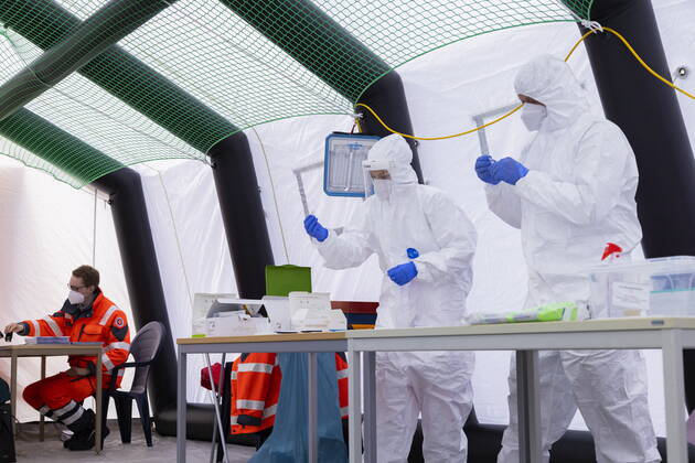Schnelltests Das erste Testzentrum auf dem Messegelände, ist am Montag dem 8. März 2021 in Betrieb gegangen. Ab 12 Uhr gab es für die Dresdnerinnen und Dresdner die erste Möglichkeit, sich kostenfrei einmal wöchentlich mittels Antigenschnelltest auf das Coronavirus SARS-CoV-2 testen zu lassen. Das Testzentrum befindet sich auf dem Gelände der Messe Dresden. Die Schnellteststrecke ist täglich von 8 bis 18 Uhr geöffnet. Termine müssen nicht gebucht werden. Organisatorisch stemmt das die Dresdner Feuerwehr mit der Johanniter-Unfall-Hilfe e. V. Regionalverband Dresden. Mitarbeiter der Johanniter bereiten sich auf die Testabwicklung vor. Dresden Sachsen GERMANY
