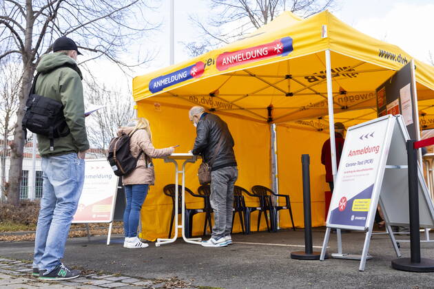 Schnelltests Das erste Testzentrum auf dem Messegelände, ist am Montag dem 8. März 2021 in Betrieb gegangen. Ab 12 Uhr gab es für die Dresdnerinnen und Dresdner die erste Möglichkeit, sich kostenfrei einmal wöchentlich mittels Antigenschnelltest auf das Coronavirus SARS-CoV-2 testen zu lassen. Das Testzentrum befindet sich auf dem Gelände der Messe Dresden. Die Schnellteststrecke ist täglich von 8 bis 18 Uhr geöffnet. Termine müssen nicht gebucht werden. Organisatorisch stemmt das die Dresdner Feuerwehr mit der Johanniter-Unfall-Hilfe e. V. Regionalverband Dresden. Geduldig warten die Dresdner auf ihren Test. Dresden Sachsen GERMANY