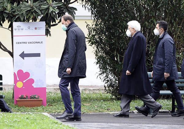 Foto IPP Fabio Cimaglia Roma 09 03 2021 nella foto Il Presidente della Repubblica Sergio Mattarella entra al centro vaccinale dello Spallanzani per essere sopposto alla vaccinazione contro il covid 19 coronavirus Roma 09 03 2021 - Il Presidente