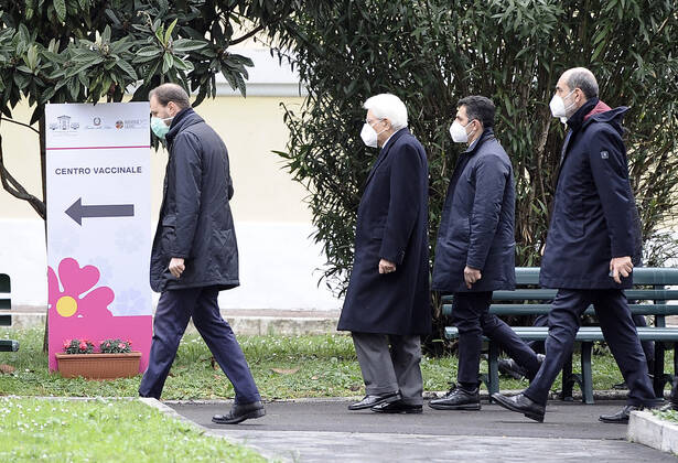 Foto IPP Fabio Cimaglia Roma 09 03 2021 nella foto Il Presidente della Repubblica Sergio Mattarella entra al centro vaccinale dello Spallanzani per essere sopposto alla vaccinazione contro il covid 19 coronavirus Roma 09 03 2021 - Il Presidente
