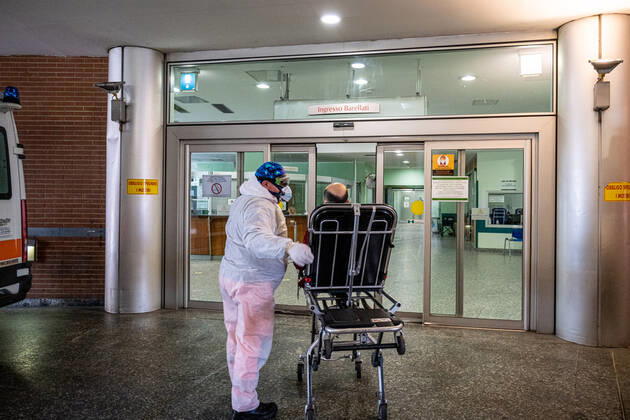 Coronavirus in Italien, Erhötes Patientenaufkommen im Niguarda Krankenhaus in Mailand Milan - Third wave of Covid-19 - Niguarda Hospital. Doctors, nurses, health personnel. COVID First Aid Editorial Usage Only  Copyright: xMarcoxPassarox xIPAx