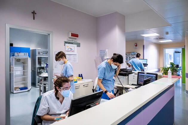 Coronavirus in Italien, Erhötes Patientenaufkommen im Niguarda Krankenhaus in Mailand Milan - Third wave of Covid-19 - Niguarda Hospital. Doctors, nurses, health personnel. Infectious Diseases Department Editorial Usage Only  Copyright: xMarcoxPassarox xIPAx