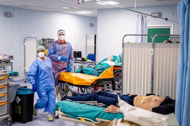 Coronavirus in Italien, Erhötes Patientenaufkommen im Niguarda Krankenhaus in Mailand Milan - Third wave of Covid-19 - Niguarda Hospital. Doctors, nurses, health personnel. COVID First Aid Editorial Usage Only  Copyright: xMarcoxPassarox xIPAx