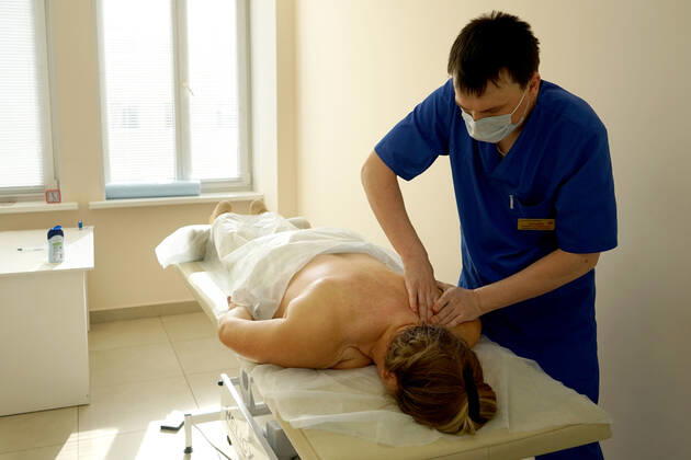 CHEBOKSARY, RUSSIA â€“ MARCH 9, 2021: A massage therapist massages a patient in the Chuvashiyakurort sanatorium. The sanatorium delivers rehabilitation and care to patients after COVID-19. Chuvashiakurort offers hydrotherapy and mud bath therapy in combination with traditional sanatorium services and state-of-the-art medical technology. The unique feature of the sanatorium is therapeutic sapropelic mud from Kogoyar Lake, which is situated near the Volga River. Semyon Antonov TASS  TS0F8F16