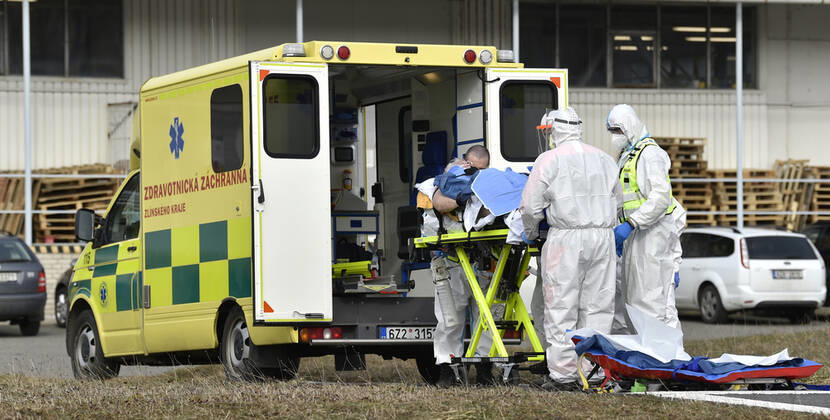 Coronavirus in Tschechien, Krankentransport in Ostrava Paramedics in protective clothing prepare a COVID-19 patient to transport by police helicopter from the Tomas Bata Regional Hospital in Zlin to Ostrava, Czech Republic, March 9, 2021. (CTKxPhoto DaliborxGluck) CTKPhotoP202103090576201  dg 002