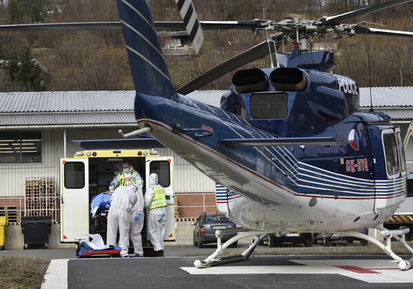 Coronavirus in Tschechien, Krankentransport in Ostrava Paramedics in protective clothing prepare a COVID-19 patient to transport by police helicopter from the Tomas Bata Regional Hospital in Zlin to Ostrava, Czech Republic, March 9, 2021. (CTKxPhoto DaliborxGluck) CTKPhotoP202103090581501  dg 001
