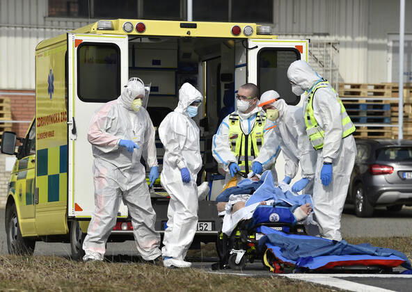 Coronavirus in Tschechien, Krankentransport in Ostrava Paramedics in protective clothing prepare a COVID-19 patient to transport by police helicopter from the Tomas Bata Regional Hospital in Zlin to Ostrava, Czech Republic, March 9, 2021. (CTKxPhoto DaliborxGluck) CTKPhotoP202103090583301  dg 003