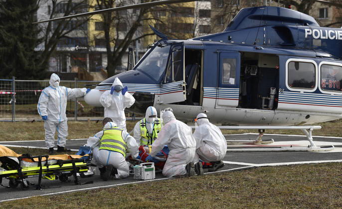 Coronavirus in Tschechien, Krankentransport in Ostrava Paramedics in protective clothing prepare a COVID-19 patient to transport by police helicopter from the Tomas Bata Regional Hospital in Zlin to Ostrava, Czech Republic, March 9, 2021. (CTKxPhoto DaliborxGluck) CTKPhotoP202103090588901  dg 005