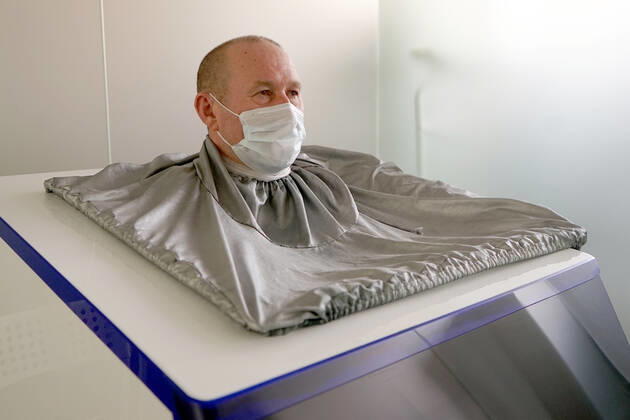 News Bilder des Tages CHEBOKSARY, RUSSIA â€“ MARCH 9, 2021: A patient in a carbon dioxide dry bath in the Chuvashiyakurort sanatorium. The sanatorium delivers rehabilitation and care to patients after COVID-19. Chuvashiakurort offers hydrotherapy and mud bath therapy in combination with traditional sanatorium services and state-of-the-art medical technology. The unique feature of the sanatorium is therapeutic sapropelic mud from Kogoyar Lake, which is situated near the Volga River. Semyon Antonov TASS  TS0F8F1B
