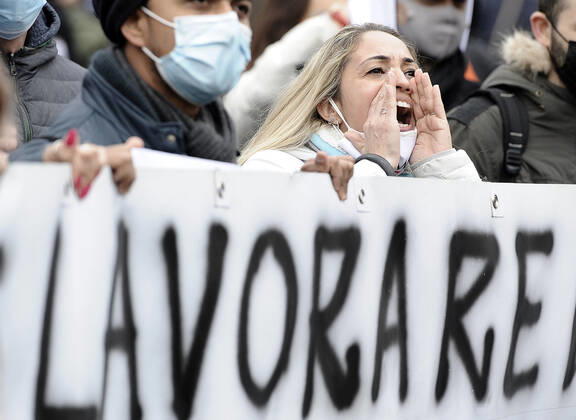 Coronavirus in Italien, Protest von Angestellten im Sport-Sektor in Rom Foto IPP Fabio Cimaglia Roma 09 03 2021 emergenza coronavirus - covid 19 nella foto la manifestazione di protesta dei lavoratori del settore sport - una donna urla sopra la scritta lavorare Roma 09 03 2021 - Manifestazione