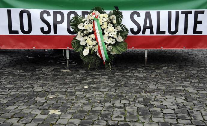 Coronavirus in Italien, Protest von Angestellten im Sport-Sektor in Rom Foto IPP Fabio Cimaglia Roma 09 03 2021 emergenza coronavirus - covid 19 nella foto la manifestazione di protesta dei lavoratori del settore sport - una corona di fiori per indicare la morte dello sport Roma 09 03 2021 - Manifestazione