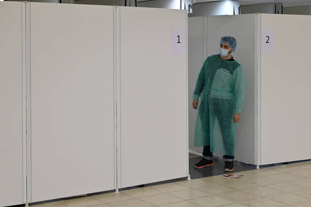 09.03.21, Deutschland, Nordrhein-Westfalen, Essen. Coronaschnelltestzentrum in der Grugahalle Essen. Ab dem 08. Maerz koennen sich Bundesbuerger 1x woechentlich kostenlos auf Corona in einem Schnelltestzentrum testen lassen. Blick auf die Schnelltestkabinen in der Grugahalle Essen. Apotheker, der u.a. die Schnelltest durchfuehrt, wartet auf die naechste freiwillige Testperson vor der Kabine. Corona Schnelltestzentrum Grugahalle Essen