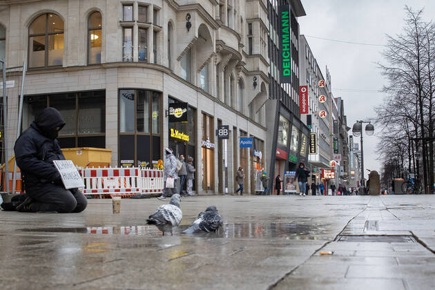 Coronavirus in Niedersachsen, Verlängerung des Lockdown wegen Hochinzidenz in Hannover Niedersachsen, Hannover, lVerlängerung des Corona-Shutdowns. wegen Hochinzidenz, leere Innenstadt von Hannover, gechlossene Geschäfte, Bettler, Tauben,