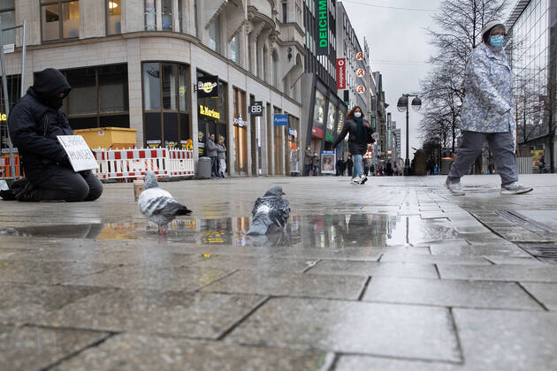 Coronavirus in Niedersachsen, Verlängerung des Lockdown wegen Hochinzidenz in Hannover Niedersachsen, Hannover, lVerlängerung des Corona-Shutdowns. wegen Hochinzidenz, leere Innenstadt von Hannover, gechlossene Geschäfte, Bettler, Tauben,