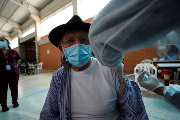Coronavirus in Kolumbien, Impfungen in Bogota An older adult receives the vaccine against COVID-19 at the El Tunal coliseum in Bogota, Colombia, 09 March 2021. Vaccination against COVID-19 continues in Bogotá, Colombia !ACHTUNG: NUR REDAKTIONELLE NUTZUNG!  Copyright: xMauricioxDuenasxCastanedax AME836 20210309-637509116894203432