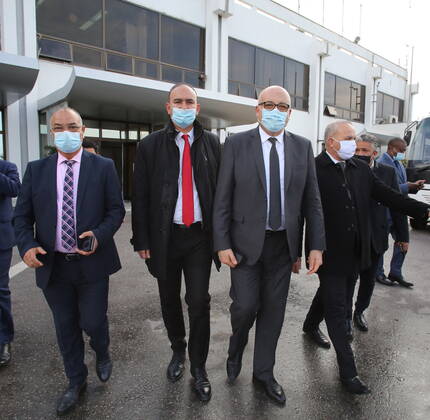 Coronavirus in Tunesien, Ankunft von Sputnik V Impfstoff aus Russland in Tunis January 1, 2000, Tunis, Tunisia: Tunisian Minister of Health, Faouzi Mehdi seen with other delegates during a ceremony to mark the arrival of 30,000 doses of the Sputnik V vaccine shipment at Tunis-Carthage International Airport. Tunis Tunisia - ZUMAs197 20000101_zaa_s197_151 Copyright: xJdidixWassimx
