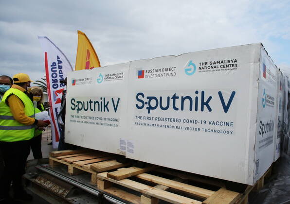 Coronavirus in Tunesien, Ankunft von Sputnik V Impfstoff aus Russland in Tunis January 1, 2000, Tunis, Tunisia: Containers with the vaccines seen during a ceremony to mark the arrival of 30,000 doses of the Sputnik V vaccine shipment at Tunis-Carthage International Airport. Tunis Tunisia - ZUMAs197 20000101_zaa_s197_157 Copyright: xJdidixWassimx