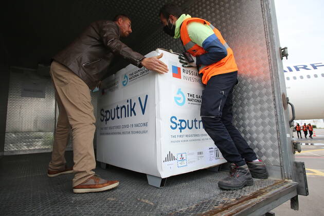 Coronavirus in Tunesien, Ankunft von Sputnik V Impfstoff aus Russland in Tunis January 1, 2000, Tunis, Tunisia: A container with the vaccines being unloaded from a plane during a ceremony to mark the arrival of 30,000 doses of the Sputnik V vaccine shipment at Tunis-Carthage International Airport. Tunis Tunisia - ZUMAs197 20000101_zaa_s197_159 Copyright: xJdidixWassimx