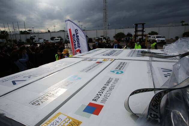 Coronavirus in Tunesien, Ankunft von Sputnik V Impfstoff aus Russland in Tunis May 31, 2020, Tunis, Tunisia: A container with the vaccines is being unloaded from a plane during a ceremony to mark the arrival of 30,000 doses of the Sputnik V vaccine shipment at Tunis-Carthage International Airport. Tunis Tunisia - ZUMAs197 20200531_zaa_s197_322 Copyright: xJdidixWassimx