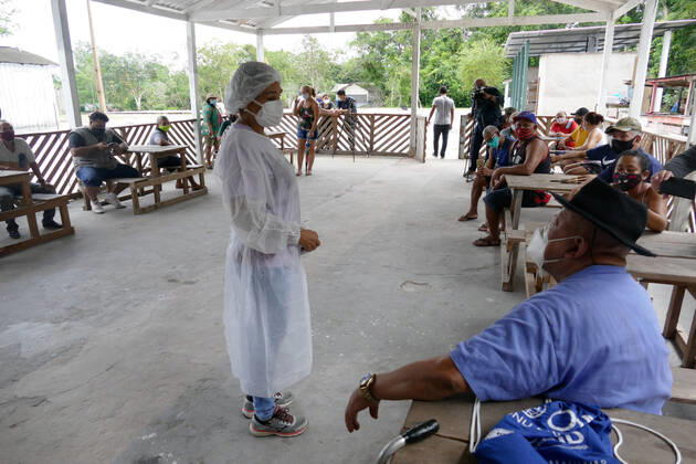 MANAUS, AM - 09.03.2021: VACINAÇÃO COMUNIDADE RIBEIRINHA AM - Elderly people are vaccinated against Covid-19, in the riverside community Agrícola Amazonino Mendes, in the Tupé Sustainable Development Reserve, 7 kilometers from Manaus, by river, this Tuesday morning (9). In the photo, the nursing technician, Janete da Silva, talks to the elderly before the vaccination starts. x2040807x  SandroxPereira