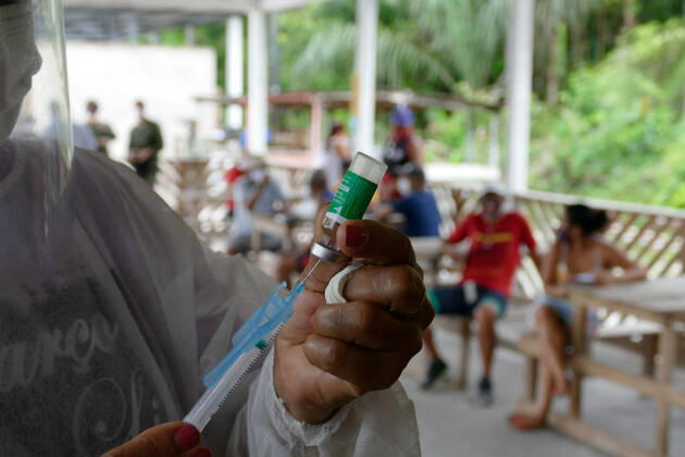 MANAUS, AM - 09.03.2021: VACINAÇÃO COMUNIDADE RIBEIRINHA AM - Elderly people are vaccinated against Covid-19, in the riverside community Agrícola Amazonino Mendes, in the Tupé Sustainable Development Reserve, 7 kilometers from Manaus, by river, this Tuesday morning (9). In the photo, the nursing technician, Janete da Silva, prepares a dose of the Oxford AstraZeneca vaccine. x2040811x  SandroxPereira