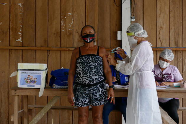 MANAUS, AM - 09.03.2021: VACINAÇÃO COMUNIDADE RIBEIRINHA AM - Elderly people are vaccinated against Covid-19, in the riverside community Agrícola Amazonino Mendes, in the Tupé Sustainable Development Reserve, 7 kilometers from Manaus, by river, this Tuesday morning (9). x2040812x  SandroxPereira