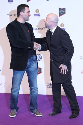 Der Graf von Unheilig und Wladimir Klitschkow beim Echo 2011 - dem Deutschen Musikpreis am Roten Teppich in der Messe Berlin am Funkturm. Es ist der 20. Echo. 20 Jahre Echo. Copyright: xEventpress Herrmannx