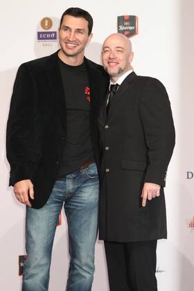 Der Graf von Unheilig und Wladimir Klitschkow beim Echo 2011 - dem Deutschen Musikpreis am Roten Teppich in der Messe Berlin am Funkturm. Es ist der 20. Echo. 20 Jahre Echo. Copyright: xEventpress Herrmannx