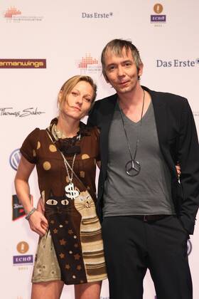Rene Marik und Lana beim Echo 2011 - dem Deutschen Musikpreis am Roten Teppich in der Messe Berlin am Funkturm. Es ist der 20. Echo. 20 Jahre Echo. Copyright: xEventpress Herrmannx