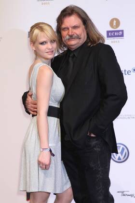 Leslie Mandoki und Tochter Julia beim Echo 2011 - dem Deutschen Musikpreis am Roten Teppich in der Messe Berlin am Funkturm. Es ist der 20. Echo. 20 Jahre Echo. Copyright: xEventpress Herrmannx