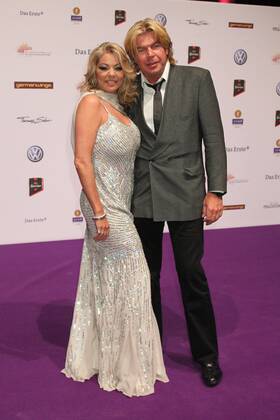 Saengerin Sandra und Mann beim Echo 2011 - dem Deutschen Musikpreis am Roten Teppich in der Messe Berlin am Funkturm. Es ist der 20. Echo. 20 Jahre Echo. Copyright: xEventpress Herrmannx
