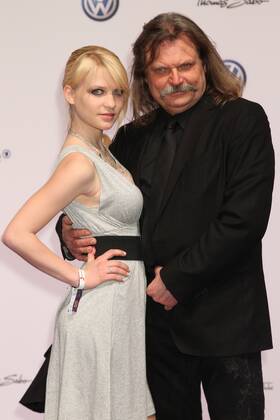 Leslie Mandoki und Tochter Julia beim Echo 2011 - dem Deutschen Musikpreis am Roten Teppich in der Messe Berlin am Funkturm. Es ist der 20. Echo. 20 Jahre Echo. Copyright: xEventpress Herrmannx