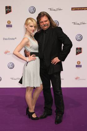 Leslie Mandoki und Tochter Julia beim Echo 2011 - dem Deutschen Musikpreis am Roten Teppich in der Messe Berlin am Funkturm. Es ist der 20. Echo. 20 Jahre Echo. Copyright: xEventpress Herrmannx