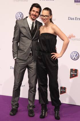 Stefanie Heinzmann und Begleitung beim Echo 2011 - dem Deutschen Musikpreis am Roten Teppich in der Messe Berlin am Funkturm. Es ist der 20. Echo. 20 Jahre Echo. Copyright: xEventpress Herrmannx