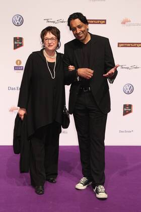 Annette Zypries und Cherno Jobatey beim Echo 2011 - dem Deutschen Musikpreis am Roten Teppich in der Messe Berlin am Funkturm. Es ist der 20. Echo. 20 Jahre Echo. Copyright: xEventpress Herrmannx